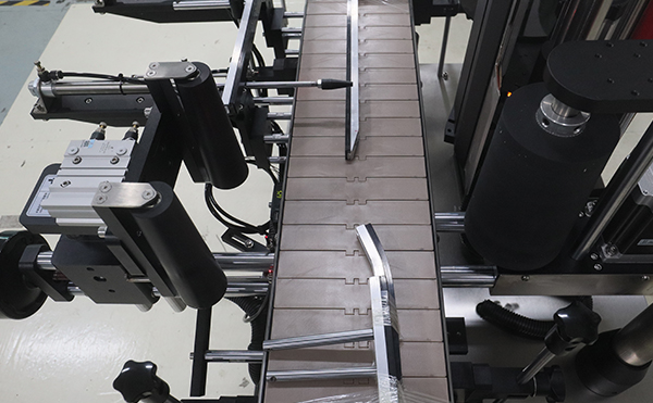 全自動(dòng)轉(zhuǎn)角貼標(biāo)機(jī),自動(dòng)轉(zhuǎn)角貼標(biāo)機(jī),轉(zhuǎn)角貼標(biāo)機(jī)