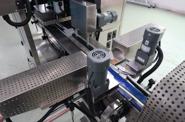 飲料瓶套標(biāo)機(jī),佼佼者套標(biāo)機(jī),全自動套標(biāo)機(jī)