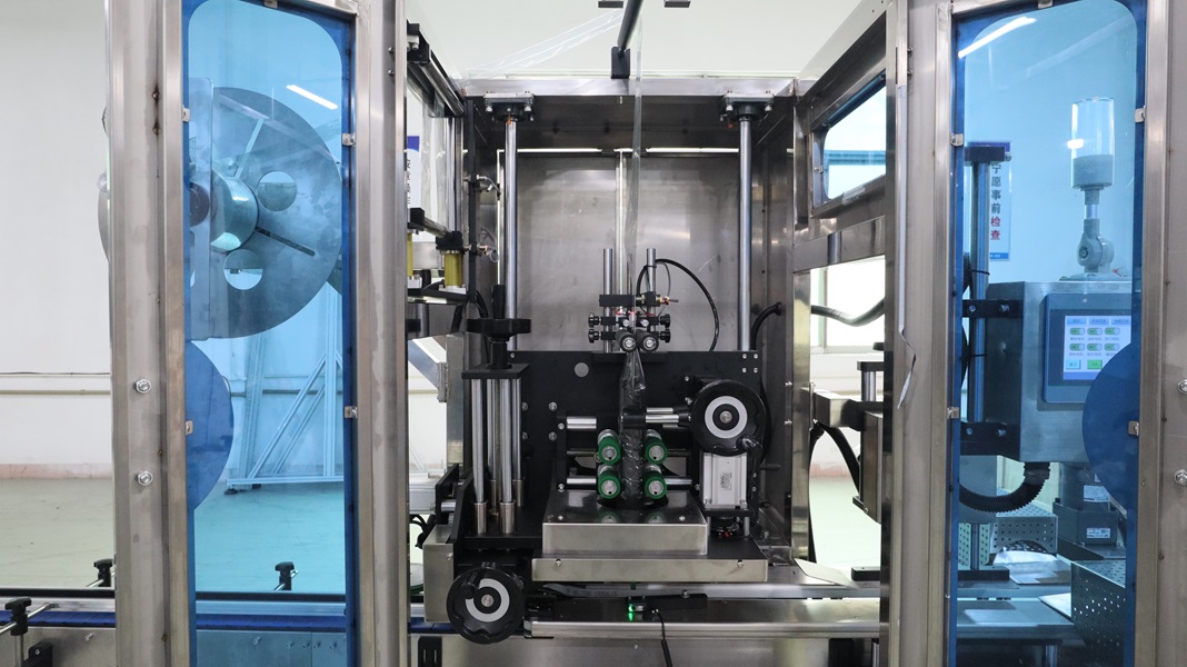 礦泉水瓶口套標(biāo)機(jī),瓶口套標(biāo)機(jī),全自動套標(biāo)機(jī)生產(chǎn)廠家,佼佼者自動化