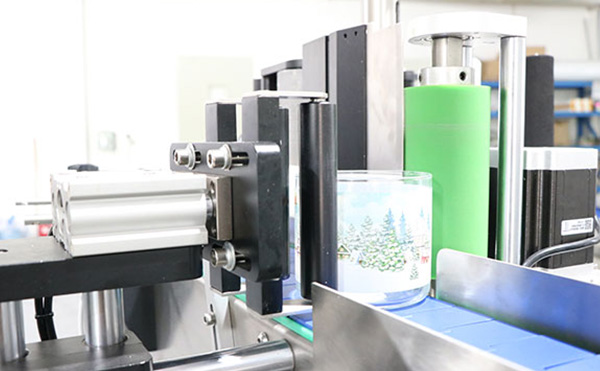 在現(xiàn)代生產(chǎn)線上，全自動圓瓶貼標(biāo)機(jī)因其高效、精準(zhǔn)的性能，成為眾多企業(yè)的首選。今天，就讓我們用一分鐘的時間，快速了解這款設(shè)備的適用范圍和操作流程。