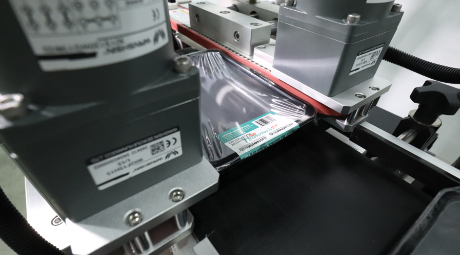 全自動轉(zhuǎn)角貼標(biāo)機(jī),轉(zhuǎn)角貼標(biāo)機(jī),貼標(biāo)機(jī)廠家,佼佼者自動化