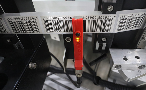 保護(hù)膜雙面貼標(biāo)機,雙面貼標(biāo)機,貼標(biāo)機生產(chǎn)廠家,佼佼者自動化