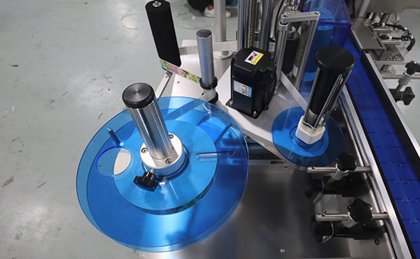 全自動圓瓶貼標機,貼標機設備,貼標機,佼佼者